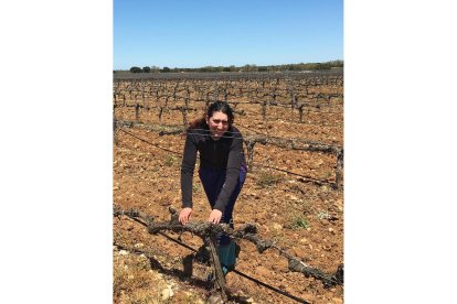 Yara Alonso en su explotación de Pesquera de Duero (Valladolid).-E. M.