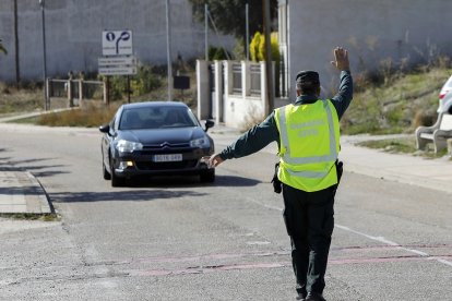 Un policía para un coche a la salida de Íscar.- JUAN MIGUEL LOSTAU
