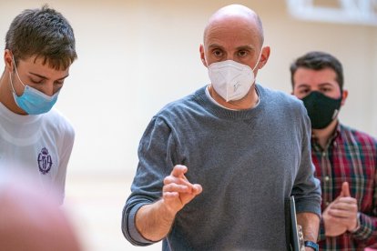 David Enciso durante una charla a los jugadores. / RV