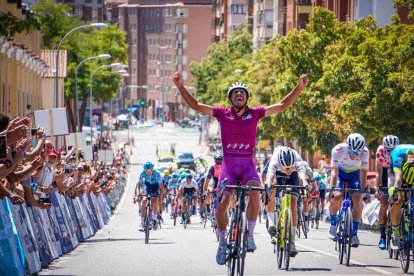 Morgado celebra el triunfo en la tercera y última etapa de la Vuelta a la Ribera. / E. M.