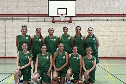 Plantilla del CD Boecillo, campeón femenino de baloncesto del trofeo Diputación 2021-2022. / EL MUNDO