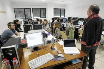 Un profesor imparte clase en la Facultad de Educación de la UVA-J. M. LOSTAU