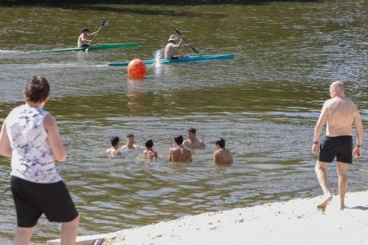 Gente bañándose en Moreras.- J. M. LOSTAU