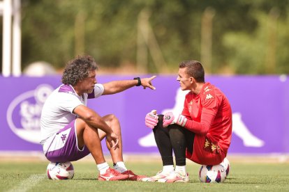 Ricardo Pereira charla con Masip en un entrenamiento. / I. SOLA / RV