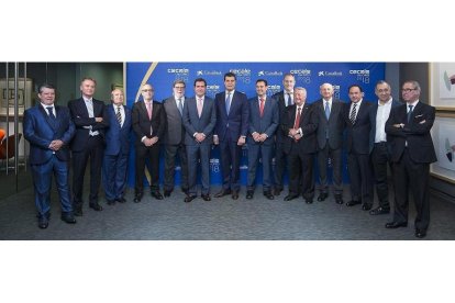 Foto de familia de los galardonados y de las autoridades políticas y empresariales momentos antes de comenzar la entrega de premios.-RAÚL OCHOA