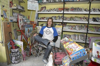 Pablo Fernández Santos, posa en su quiosco-Secundino Pérez