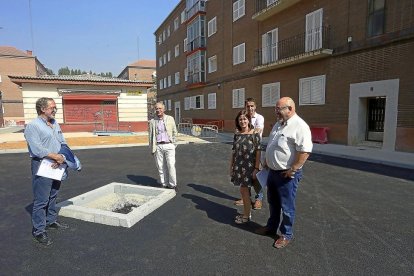 El concejal de Urbanismo,  Manuel Saravia , y la concejala de Medio  Ambiente, María Sánchez, en las obras de urbanización.-ICAL