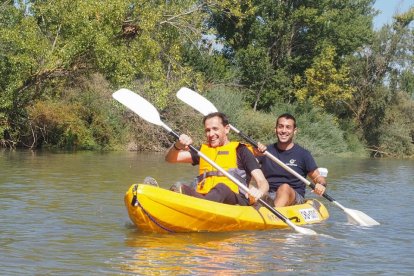 El presidente de la Diputación, Conrado Íscar, disfruta de las rutas en piragua programadas por el Ayuntamiento de San Martín de Valvení. - EM