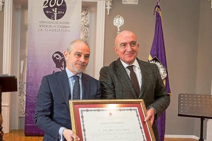 El presidente de la hermandad, Víctor Caramanzana, y el presidente de la Diputación, Jesús Julio Carnero, ayer.-EL MUNDO