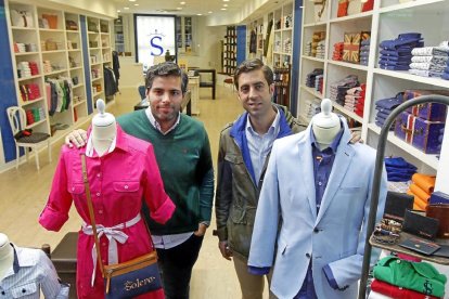 Alfonso Martínez y Jaime Curiel, socios de la marca Solera, en la nueva tienda abierta en la capital vallisoletana-J. M. LOSTAU