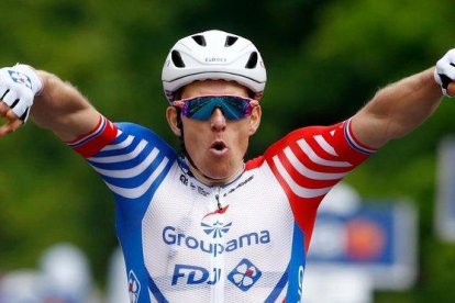 Arnaud Démare celebra la victoria, en Módena, en la décima etapa del Giro.-LUK BENIES / AFP