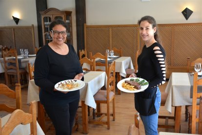 Marlene Alves lleva la batuta en los fogones y Silvia Pérez dirige el hotel y restaurante La Muedra.- R. FERNÁNDEZ