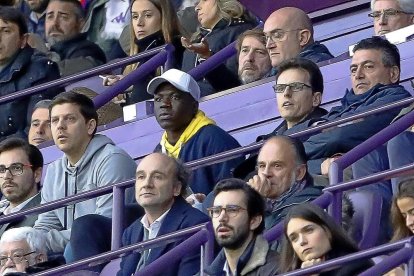Stiven Plaza, con gorra, en el palco de Zorrilla durante el partido contra el Atlético.-J. M. LOSTAU