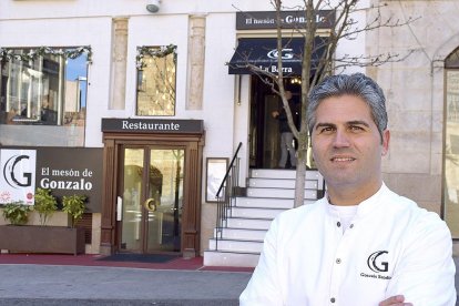 Gonzalo Sendín, ante la fachada del mesón familiar, que está junto a la Plaza Mayor de Salamanca.-ARGICOMUNICACIÓN