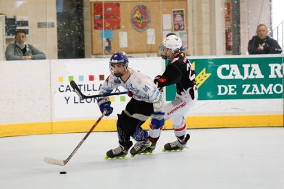 Guille Jiménez en un duelo de la temporada pasada en Canterac. / N. MONGIL