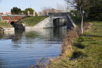 Ramal sur esclusa 41 del canal de Castilla en La Overuela.- J.M. LOSTAU