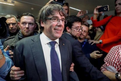 Carles Puigdemont, en una imagen de archivo, compareciendo a una conferencia de prensa en Bruselas.-YVES HERMAN (REUTERS)