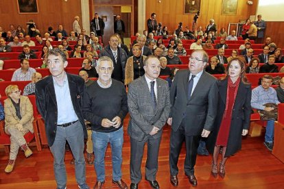 ngel Hernández, Agustín Prieto,  Daniel Miguel, Juan Vicente Herrera y Silvia Clemente y, detrás, Rosa Valdeón y Fernando Rey, ayer, en el acto inaugural en el Paraninfo de la Universidad de Valladolid.-J.M. Lostau