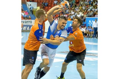 Roberto se dispone a lanzar en el partido contra Benidorm.-PABLO REQUEJO