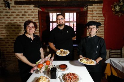 Saúl Salamanqués, dueño del establecimiento, flanqueado por sus padres Francisco, jefe de cocina y Mari Carmen, encargada de atender a las mesas que se concentran en el comedor.-J.M. LOSTAU