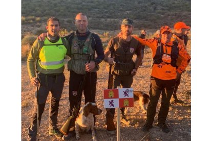 David Pascual y Álvaro Arranz, en el centro, junto a sus jueces en la final nacional de caza menor con perro disputada en Crevillente. / LDF