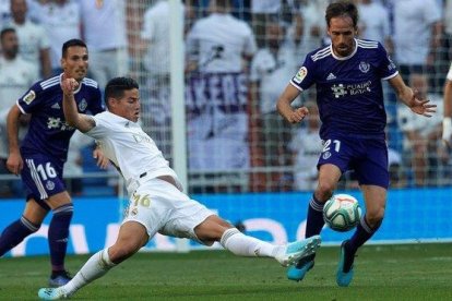James Rodríguez durante una acción del partido del Real Madrid frente al Valladolid en el Santiago Bernabéu.-EFE / RODRIGO JIMÉNEZ
