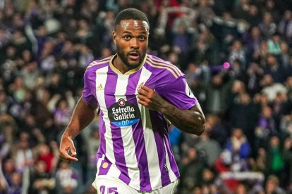 Larin festeja un gol ante el Barcelona en Zorrilla. / RV