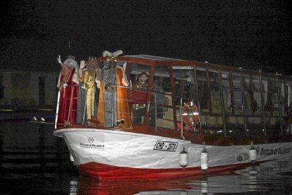 Los tres Reyes Magos llegan en barco a la dársena del Canal de Castilla en una anterior Navidad.-EL MUNDO