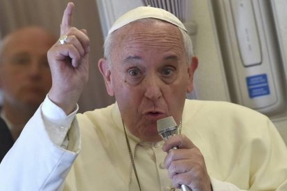 El papa Francisco habla con los periodistas que le acompañan este lunes de regreso a Roma, tras su visita a Filipinas.-Foto: EFE / ETTORE FERRARI