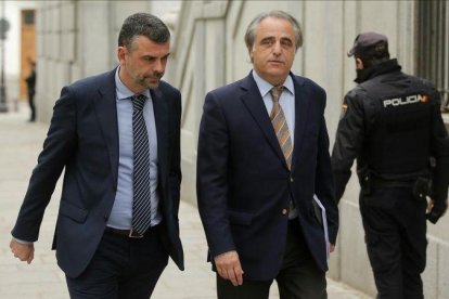 Santi Vila y su abogado, Pau Molins, llegando al Tribunal Supremo en mayo del 2018.-EL PERIÓDICO