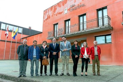 Jesús Julio Carnero y Francisco José Ortega ayer, junto a miembros de la Corporación municipal de Geria.-EL MUNDO