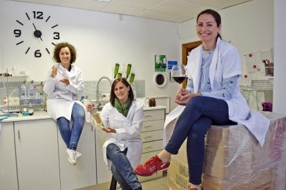 Silvia García, en primer término, junto a su equipo, formado por Milagros Caballero (sentada en el taburete) y Mónica Martín.-ARGICOMUNICACIÓN