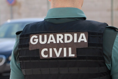 Archivo - Un agente de la Guardia Civil, de espalda. - GUARDIA CIVIL - Archivo