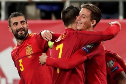 Pau Torres celebra con Álvaro Morata tras marcar el tercer gol.-EFE