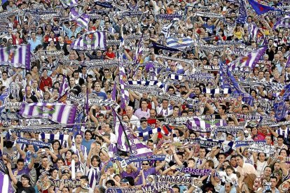 Vista parcial de la afición del Real Valladolid en uno de los fondos antes del cambio del escudo. / PHOTOGENIC