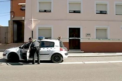 Un coche de la Guardia Civil ante la vivienda donde ocurrieron los hechos, ayer en Peñafiel.-LA 8 TELEVISIÓN