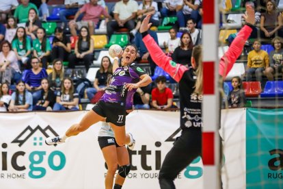 Amaia González de Garibay vuela ante de lanzar ante la portera del Elche, Morales. / LOF