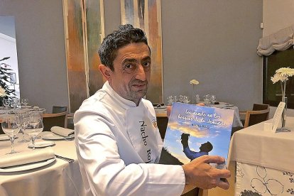 Nacho Rojo sentado en el comedor del restaurante La Galería en Quintanadueñas, Burgos.-