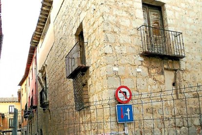 Palacio de los Alderete ayer, tras el derrumbe, con la calle cortada.-EL MUNDO