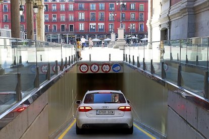 Parking de la Plaza Mayor. El Ayuntamiento remunicipaliza la gestión del parking a 6 de octubre / JUAN MIGUEL LOSTAU