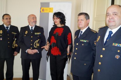 Martínez Redondo, primero por la izquierda, junto aZurita Teresa Mata.-ICAL