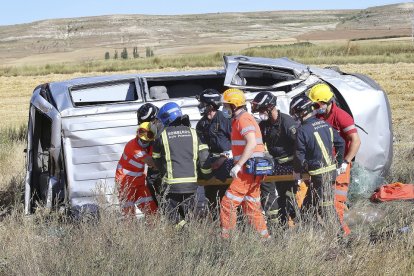 Accidente de tráfico en Villamartín de Campos donde hubo que excarcelar a una mujer. - ICAL