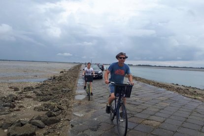 Unos cicloturistas atraviesan el Pasaje del Gois el pasado jueves-SERGI LÓPEZ EGEA