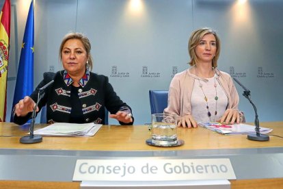 La vicepresidenta  de la Junta, Rosa Valdeón, y la consejera de Familia, Alicia García, tras el Consejo de Gobierno.-ICAL