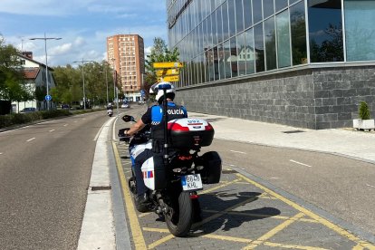 Agente de la Policía Municipal de servicio por Valladolid | J. M. LOSTAU