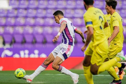 El Yamiq hace un despeje en el partido ante el Villarreal en 2021. / REAL VALLADOLID