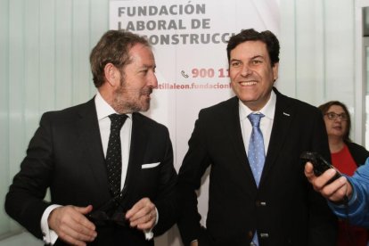 El consejero de Empleo, Carlos Fernández Carriedo (D) y el presidente de la Fundacion Laboral de la Construcción, Javier Vega (I), en la clausura del programa 2016 y presentación del programa 2017 de Apoyo en prevención a empresas del sector de construcci-ICAL