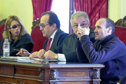 Miguel Ángel Muñoz sonríe ayer, minutos antes de conocer el veredicto del jurado popular.-ICAL