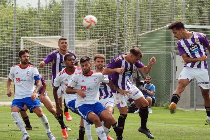 Partido entre el Real Valladolid Promesas y el Rayo Majadahonda. / PHOTOGENIC