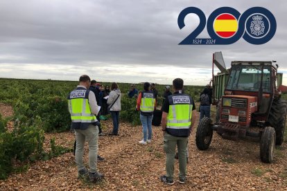 La Policía Nacional detiene a un hombre por explotar ilegalmente a 12 jornaleros en el campo.- ICAL